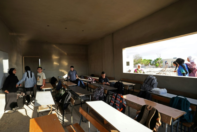 Rentrée des classes dans la nouvelle école toujours en chantier de Borj Qalaouiyé, dans le sud du Liban, après la destruction du bâtiment précédent par une frappe israélienne, le 24 septembre 2026 ( AFP / Anwar AMRO )