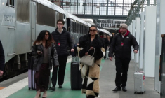 "Emily in Paris": la star Lily Collins débarque gare d'Austerlitz avant la saison 5