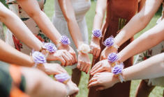 (Crédits photo : Adobe Stock - Ronde de jeunes femmes rassemblées pour un EVJF avant le mariage)