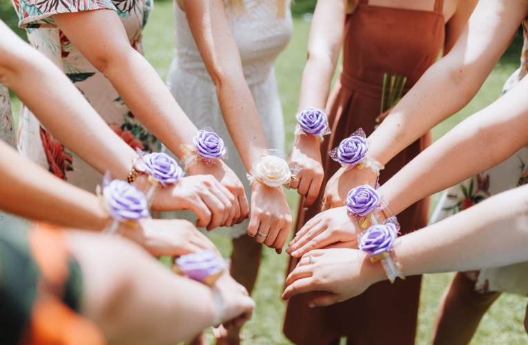 (Crédits photo : Adobe Stock - Ronde de jeunes femmes rassemblées pour un EVJF avant le mariage)