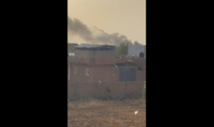 Capture vidéo, extraite d'images UGC vérifiées par l'AFP le 25 avril 2026, montrant une colonne de fumée noire s'élevant au-dessus de l'aéroport de Sévaré, dans le centre du Mali ( UGC / anonymous )