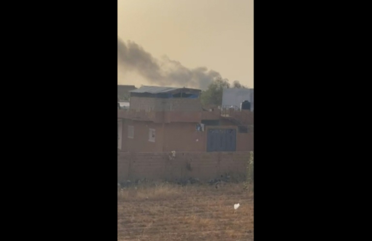 Capture vidéo, extraite d'images UGC vérifiées par l'AFP le 25 avril 2026, montrant une colonne de fumée noire s'élevant au-dessus de l'aéroport de Sévaré, dans le centre du Mali ( UGC / anonymous )