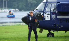 Le président français Emmanuel Macron descend d'un hélicoptère
