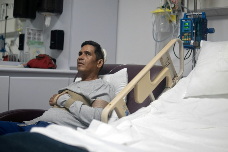 Hernan Gil, qui a survécu près de huit jours sous les décombres d'un immeuble à Catia La Mar après deux séismes survenus le 24 juin  dans l'Etat de La Guaira, est hospitalisé à Caracas, le 5 juillet 2026 au Venezuela ( AFP / Rosali Hernandez )