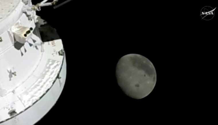 Capture d'image de la retransmission vidéo de la Nasa du survol de la Lune réalisé par la mission Artémis II, le 6 avril 2026 ( NASA / Handout )