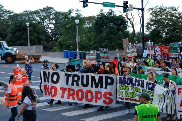 Une manifestation contre le déploiement de la Garde nationale à Chicago, dans l'Illinois, le 9 septembre 2025 ( AFP / KAMIL KRZACZYNSKI )