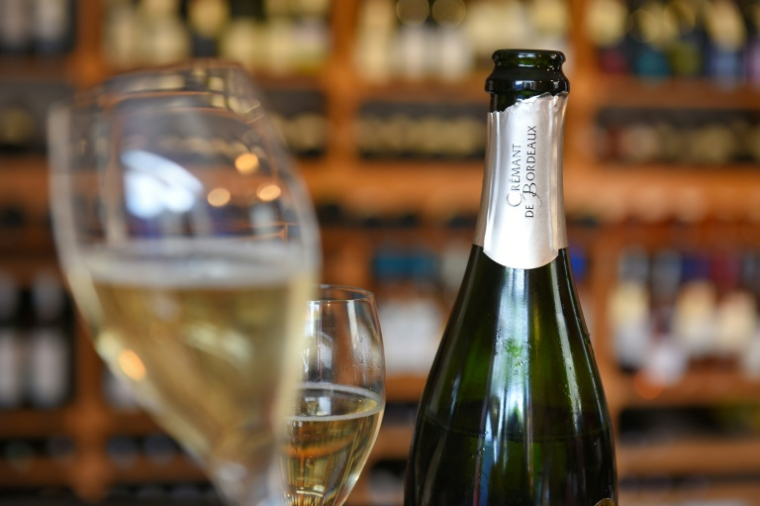Dans un monde du vin en difficulté, les effervescents tirent leur épingle du jeu, même si certains s'en sortent mieux que d'autres ( AFP / NICOLAS TUCAT )