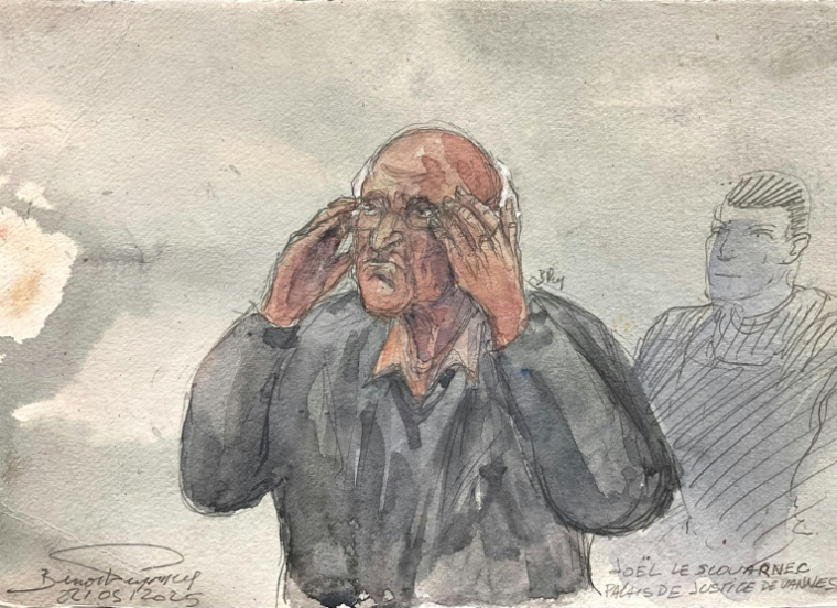 Croquis d'audince du 22 mai 2025 montrant l'ex-chirurgien pédocriminel Joël Le Scouarnec lors de son procès pour viols et agressions sexuelles au palais de justice de Vannes, le 22 mai 2025 dans le Morbihan ( AFP / Benoit PEYRUCQ )