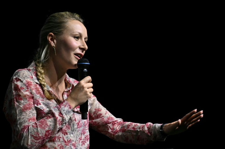 Marion Maréchal, le 24 juin 2025 à Paris ( AFP / Julie SEBADELHA )