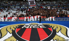 Le logo du club de football OGC Nice alors que les supporters arrivent avant la finale de la Coupe de France opposant le RC Lens à l'OGC Nice au Stade de France, à Saint-Denis, le 22 mai 2026 en Seine-Saint-Denis ( AFP / FRANCK FIFE )