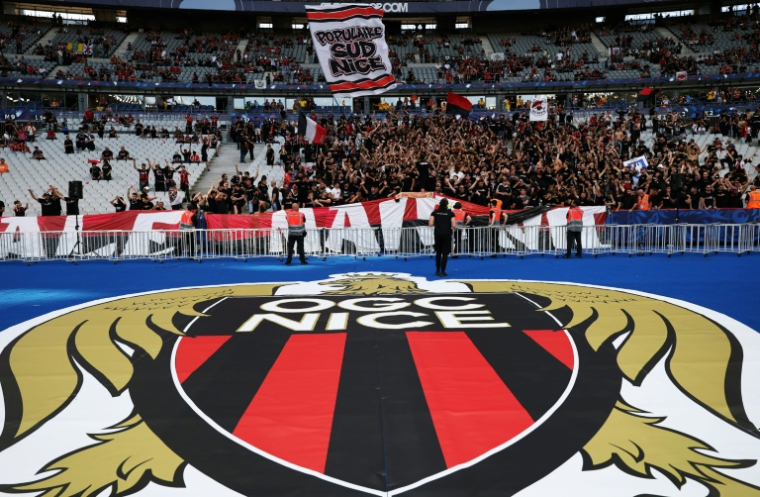Le logo du club de football OGC Nice alors que les supporters arrivent avant la finale de la Coupe de France opposant le RC Lens à l'OGC Nice au Stade de France, à Saint-Denis, le 22 mai 2026 en Seine-Saint-Denis ( AFP / FRANCK FIFE )
