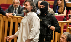 L'ancien député européen du parti Aube dorée, Yiannis Lagos, au début du procès en appel des principaux dirigeants de l'ancien parti néonazi à Athènes, le 15 juin 2022 ( AFP / Louisa GOULIAMAKI )