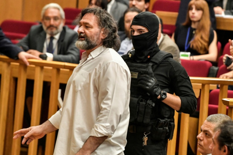 L'ancien député européen du parti Aube dorée, Yiannis Lagos, au début du procès en appel des principaux dirigeants de l'ancien parti néonazi à Athènes, le 15 juin 2022 ( AFP / Louisa GOULIAMAKI )