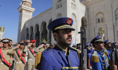 Des gardes d'honneur et des cadets militaires participent à un cortège funèbre pour les combattants Houthies tués lors des frappes menées par les États-Unis, à Sanaa, au Yémen