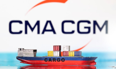 Photo d'illustration d'un modèle de bateau cargo devant le logo de CMA CGM