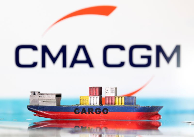 Un modèle de navire cargo représenté devant le logo de CMA CGM