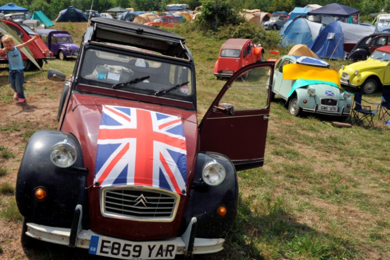 La 2CV avait gagné en puissance et en couleur dans les années 1970 et 1980, avec des séries limitées comme les Charleston, dont une ici le 27 juillet 2011 à Salbris (Loir-et-Cher), venue au 19ème assemblée mondiale des amis de la 2 CV. ( AFP / Alain JOCARD )