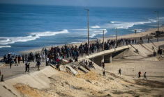 Des déplacés palestiniens prennent la route à Nousseirat (centre) en direction du nord de la bande de Gaza, le 10 octobre 2025. ( AFP / Eyad BABA )