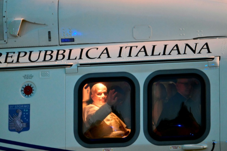 Le pape Léon XIV salue depuis l'hélicoptère avant de décoller près du port de Rimini, à l'issue d'une visite pastorale, le 22 août 2026 ( AFP / Stefano RELLANDINI )