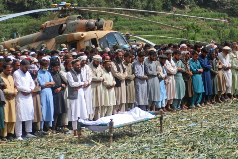 Des Afghans prient durant une cérémonie funéraires pour les victimes des séismes ayant frappé le village de Mazar Dara, dans le district de Nourgal, dans la province de Kounar, le 2 septembre 2025 ( AFP / Aimal Zahir )