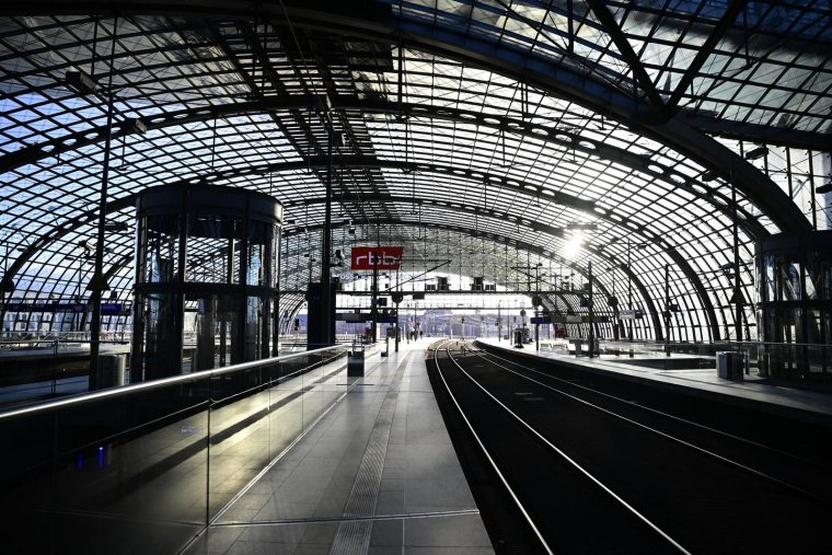 La gare centrale de Berlin est à la deuxième position des meilleures gares d'Europe, selon  le Consumer Choice Center, l'équivalent américain de l'UFC-Que Choisir. ( AFP / TOBIAS SCHWARZ )