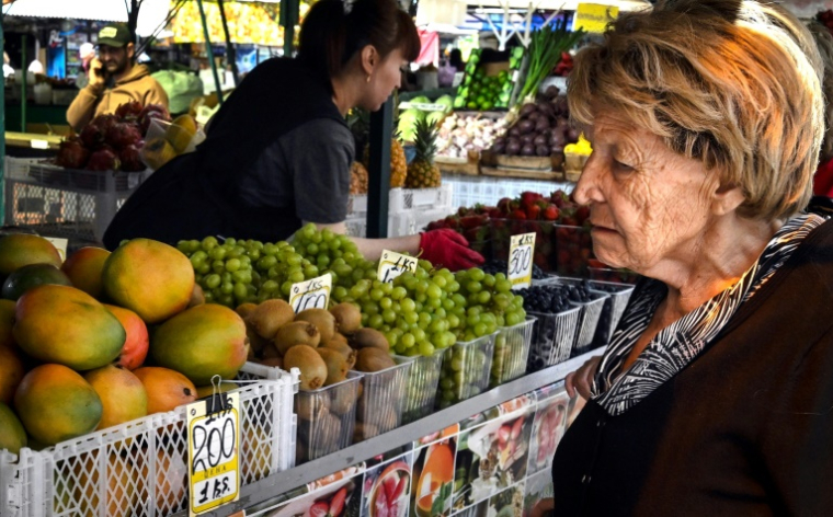 Une femme regarde les fruits sur un marché à Moscou, le 10 juin 2025 ( AFP / Alexander NEMENOV )