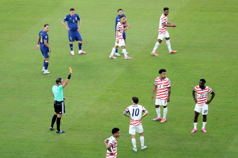 L'attaquant américain Folarin Balogun (à droite) expulsé par l'arbitre Raphael Claus pour une faute sur le Bosnien Tarik Muharemovic en 16e de finale de la Coupe du monde le 1er juillet 2026 à Santa Clara, près de San Francisco ( GETTY IMAGES NORTH AMERICA / MICHAEL STEELE )