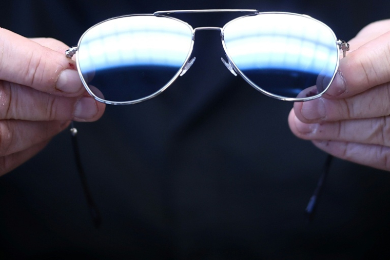 Un employé tient le modèle Pacific, dans l'atelier de la maison Henry Jullien, lunetier français, à Lons-le-Saunier dans le Jura le 29 janvier 2026 ( AFP / Alex MARTIN )