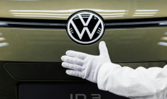 La nouvelle gamme électrique de Volkwagen a connu des problèmes de lancement, notamment liés à son logiciel embarqué ( AFP / JENS SCHLUETER )