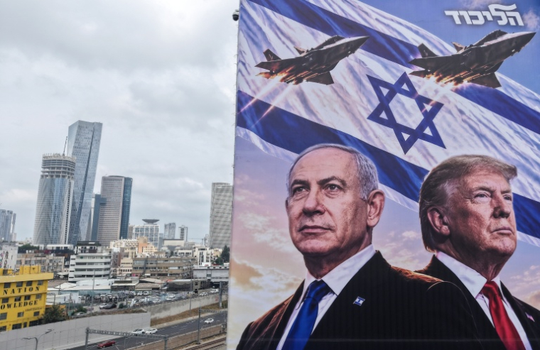 Une affiche électorale présentant le Premier ministre israélien Benjamin Netanyahu et le président américain Donald Trump, à Tel Aviv le 26 octobre 2026 ( AFP / JACK GUEZ )