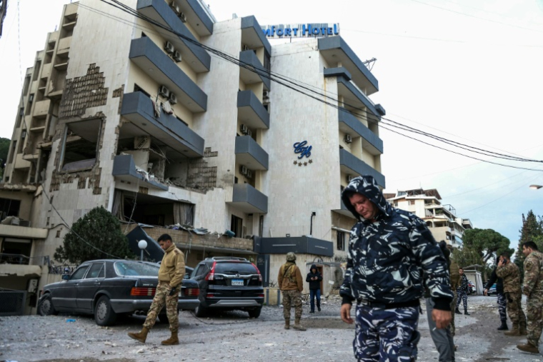 Des soldats libanais devant un hôtel touché par une frappe aérienne israélienne à Hazmieh, dans la banlieue de Beyrouth, le 4 mars 2026 ( AFP / IBRAHIM AMRO )