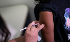 Une soignante vaccine une enfant contre la dengue dans un centre de santé de Belo Horizonte, dans l'État du Minas Gerais, le 2 mars 2024 au Brésil ( AFP / Douglas MAGNO )