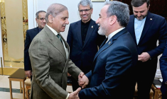 Image fournie par le bureau du Premier ministre pakistanais montrant le Premier ministre Shehbaz Sharif (g) et le chef de la diplomatie iranienne Abbas Araghchi, le 25 avril à Islamabad, au Pakistan ( Burau du Premier minisstre pakistanais / - )