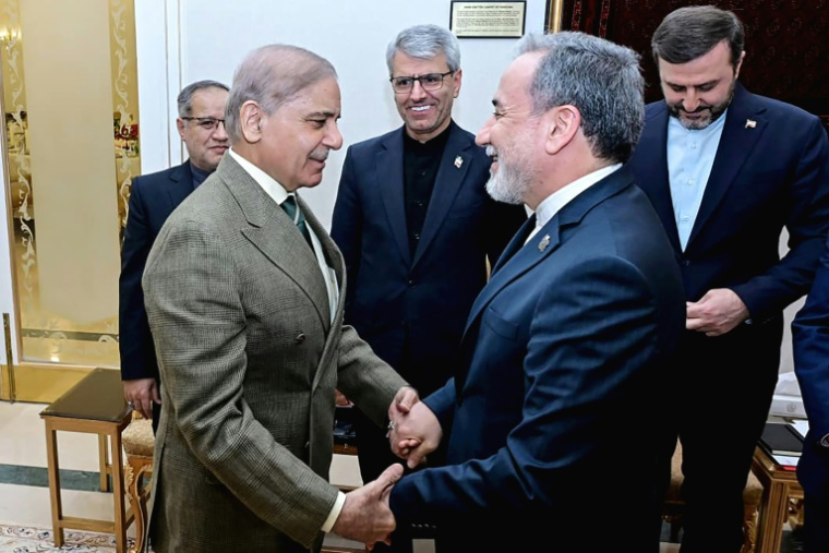 Image fournie par le bureau du Premier ministre pakistanais montrant le Premier ministre Shehbaz Sharif (g) et le chef de la diplomatie iranienne Abbas Araghchi, le 25 avril à Islamabad, au Pakistan ( Burau du Premier minisstre pakistanais / - )