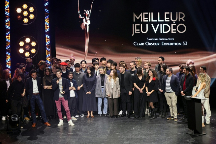 Des membres du studio français de développement de jeux vidéo Sandfall Interactive reçoivent le prix du Meilleur Jeu Vidéo pour "Clair Obscur : Expedition 33" lors de la 7e édition des Pegases, la cérémonie des prix du jeu vidéo, le 5 mars 2026 à Paris ( AFP / Dimitar DILKOFF )