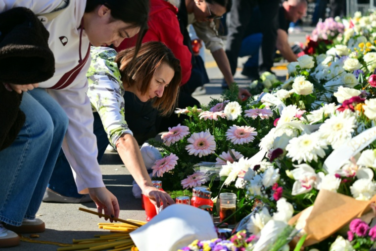 Des personnes déposent des fleurs en hommage aux victimes de l'accident mortel de la gare serbe de Novi Sad survenu il y a un an jour pour jour, le 1er novembre 2025 à Novi Sad ( AFP / Andrej ISAKOVIC )
