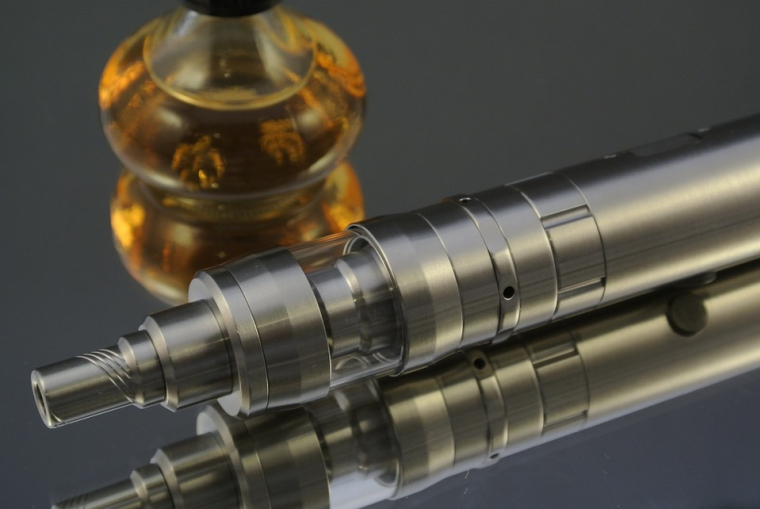 La vente en ligne des produits de vapotage pourrait être interdite à partir de 2026. (illustration) (HORWIN / PIXABAY)