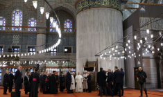 Le pape Léon XIV visite la Mosquée bleue à Istanbul, le 29 novembre  2025, au troisième jour de sa visite en Turquie ( AFP / BERK OZKAN )