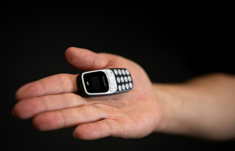 Un téléphone portable miniature à Paris, le 20 mai 2025, alors que les autorités françaises ont lancé une vaste opération dans 66 prisons pour réprimer l'utilisation de tels appareils ( AFP / Leo VIGNAL )