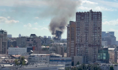 De la fumée s'élève après une attaque de drone sur Kiev, faisant cinq blessés