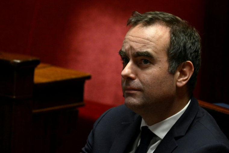 Le Premier ministre Sébastien Lecornu assiste aux débats à l'Assemblée nationale à Paris, le 10 décembre 2025 ( AFP / JULIEN DE ROSA )