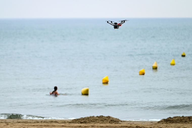 Un drone de la société Instadrone survole la zone lors d'une opération de test visant à appuyer la surveillance des plages et à prévenir les noyades dans la station balnéaire de Valras-Plage, dans le sud de la France, le 31 juillet 2026 ( AFP / Gabriel BOUYS )