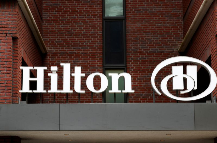 Le logo Hilton sur un hôtel Hilton à La Haye