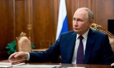 Vladimir Poutine lors d'une rencontre avec le chef de la région de Donetsk installé à Moscou, le 29 juillet 2024. ( POOL / GAVRIIL GRIGOROV )