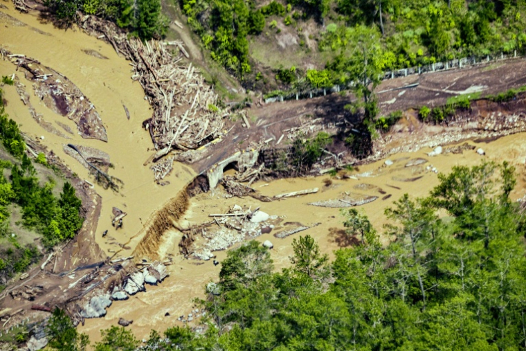 Un pont endommagé par les fortes crues à Bener Meriah, en Indonésie, le 4 décembre 2025 ( AFP / Chaideer MAHYUDDIN )