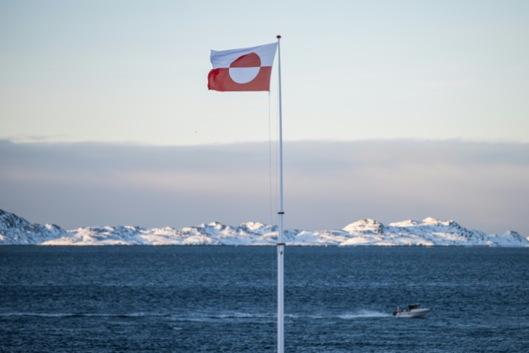 Le drapeau du Groenland flotte à Nuuk, au Groenland, le 20 janvier 2026 ( AFP / Jonathan NACKSTRAND )