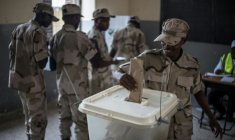 Un membre des forces de sécurité vote, le 28 octobre 2025 à Stone Town en Tanzanie ( AFP / MARCO LONGARI )