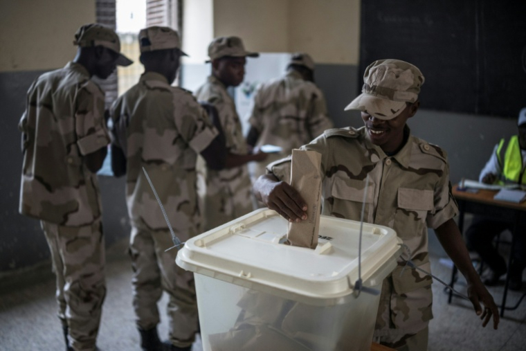 Un membre des forces de sécurité vote, le 28 octobre 2025 à Stone Town en Tanzanie ( AFP / MARCO LONGARI )