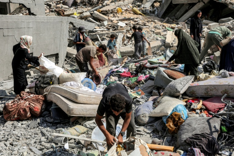 Des Palestiniens fouillent les décombres après une frappe israélienne à Gaza-ville, le 15 septembre 2025 ( AFP / Omar AL-QATTAA )
