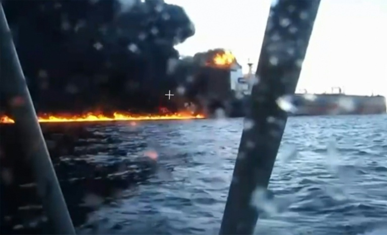 Capture d'images diffusées par le Service de sécurité ukrainien (SBU), le 29 novembre 2025, montrant un cargo en feu en mer Noire, au large des côtes turques ( Service de sécurité ukrainien / - )